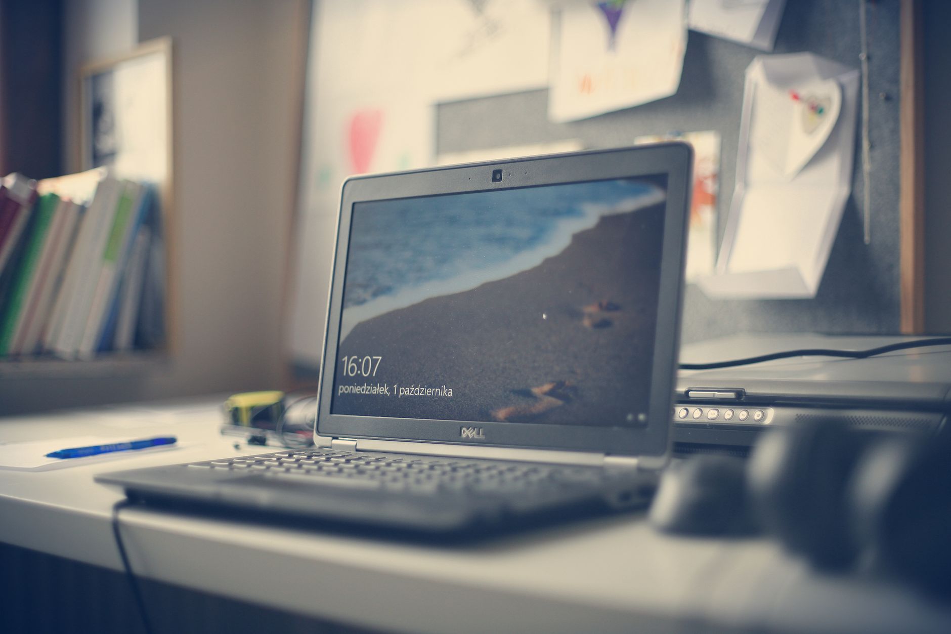 Dell Latitude 5300 reconditionné : avis et test complet 1 Dell laptop ouvert sur un bureau professionnel, illustrant le Dell Latitude reconditionné
