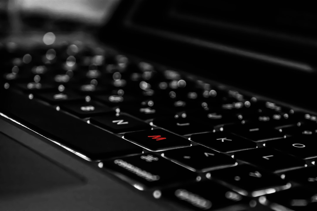 ThinkPad reconditionné : quelle gamme pour votre métier ? 1 Clavier de laptop professionnel noir avec touche rouge, évoquant le TrackPoint emblématique des ThinkPad