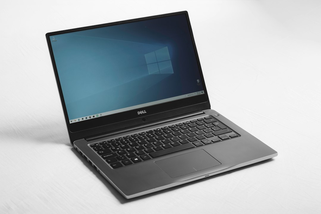 Dell reconditionné : Latitude, Precision ou XPS ? 1 Dell laptop reconditionné ouvert sur fond blanc, vue de trois quarts