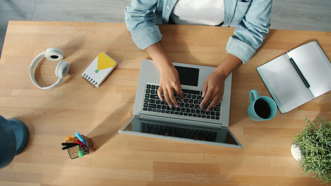 Étudiante travaillant sur un PC portable à son bureau — PC portable reconditionné pas cher