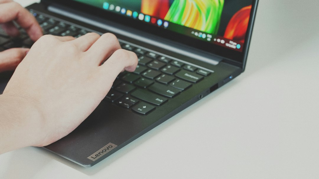 ThinkPad T14s Gen 1 i7 : toujours un bon choix ? 5 Mains tapant sur un clavier Lenovo — ordinateur portable professionnel ThinkPad
